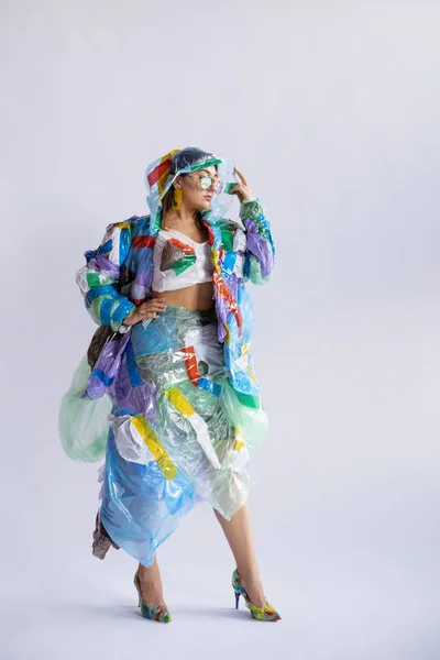 Γυναίκα εθισμένη στις πωλήσεις και τα ρούχα, φορώντας πλαστικό, έννοια της ανακύκλωσης — Φωτογραφία Αρχείου