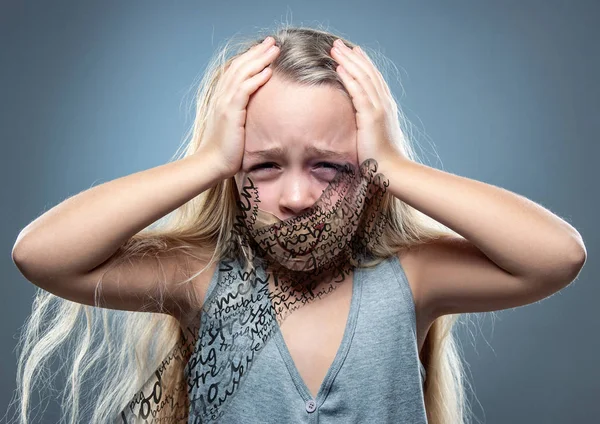 Trauriges und verängstigtes kleines Mädchen mit Blutflecken und blauen Augen, Fiktion vom Glück — Stockfoto