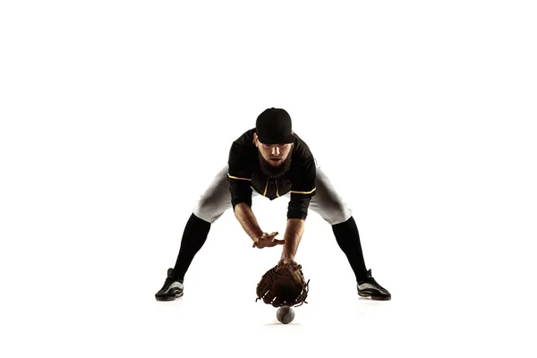Pemain baseball, pelempar dengan seragam hitam berlatih dengan latar belakang putih. . — Stok Foto