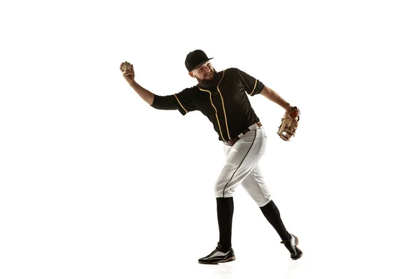 Jogador de beisebol, arremessador de uniforme preto praticando em um fundo branco . — Fotografia de Stock