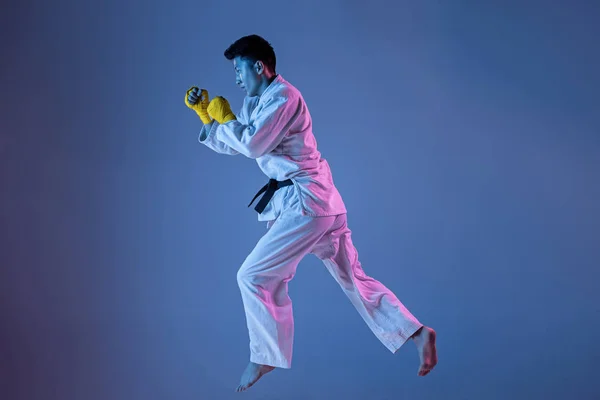Selbstbewusster koreanischer Mann im Kimono praktiziert Hand-zu-Hand-Kampf, Kampfkunst — Stockfoto