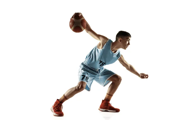 Retrato de comprimento total de um jovem jogador de basquete com bola — Fotografia de Stock