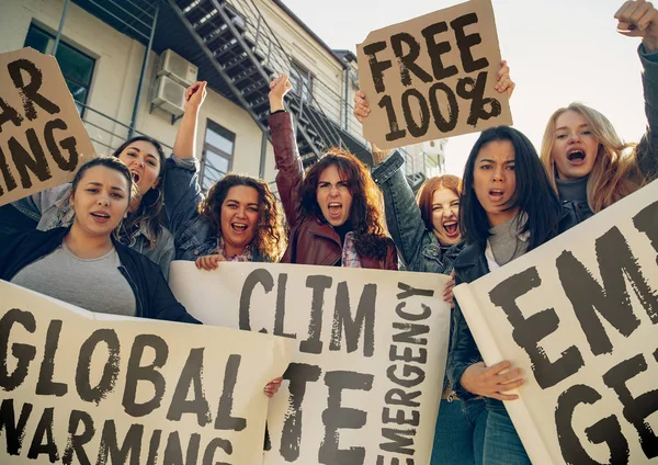 Mladí lidé protestují proti klimatické pohotovosti na ulici — Stock fotografie