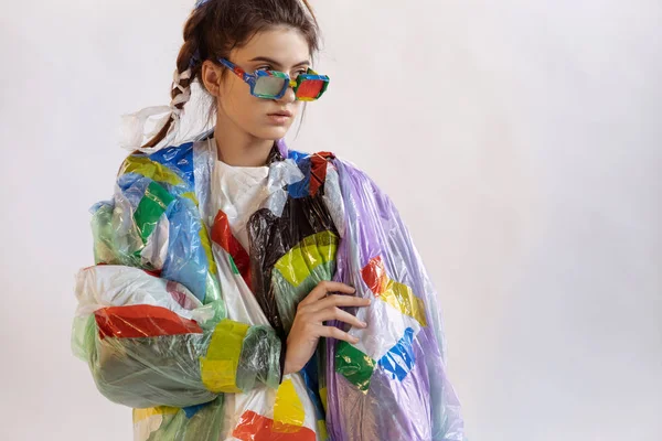Kobieta uzależniona od sprzedaży i odzieży, noszenie plastiku, koncepcja recyklingu — Zdjęcie stockowe