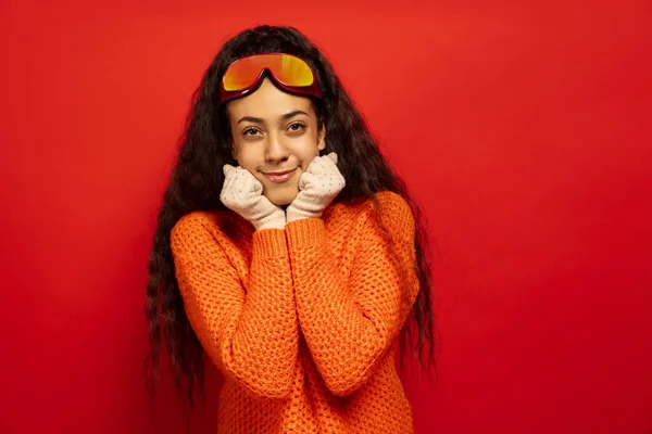 Africano-americano jovens mulheres retrato em máscara de esqui no fundo vermelho — Fotografia de Stock