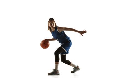 Beyaz stüdyo geçmişine karşı beyaz kadın basketbolcu