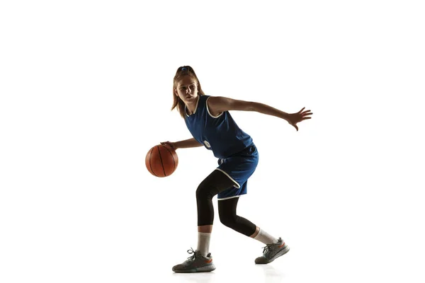 Νεαρή καυκάσια γυναίκα μπασκετμπολίστας σε λευκό φόντο στούντιο — Φωτογραφία Αρχείου