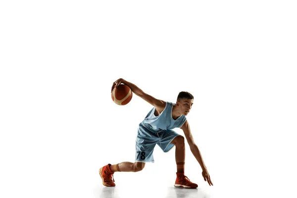 Portrait complet d'un jeune joueur de basket-ball avec balle — Photo