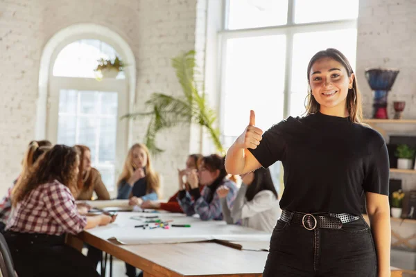 Les jeunes discutent des droits des femmes et de l'égalité au bureau — Photo