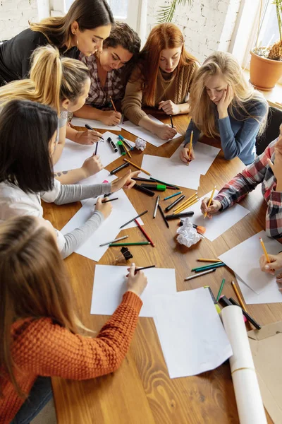 Jóvenes discutiendo sobre derechos de la mujer e igualdad en la oficina — Foto de Stock