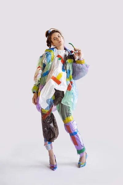Mulher viciada em vendas e roupas, vestindo plástico, conceito de reciclagem — Fotografia de Stock