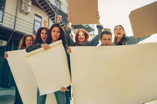 Ungdomar som protesterar mot kvinnors rättigheter och jämställdhet på gatan — Stockfoto