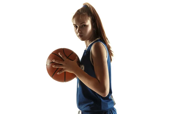 Giovane caucasico giocatore di basket femminile contro bianco studio sfondo — Foto Stock