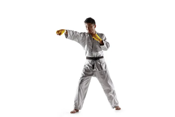기모노를 입고 수동식 전투와 무술을 연습하는 한국 남자 — 스톡 사진