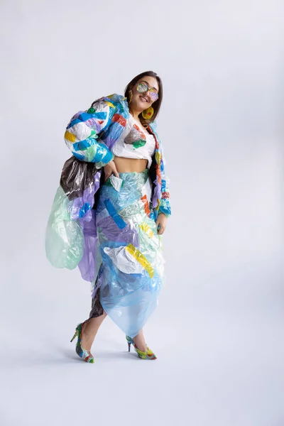 Frau süchtig nach Verkauf und Kleidung, trägt Plastik, Recycling-Konzept — Stockfoto