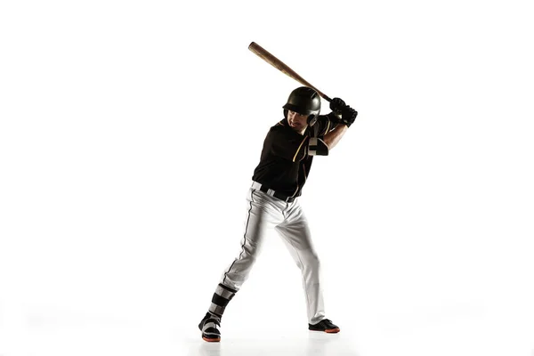 Jogador de beisebol, arremessador de uniforme preto praticando em um fundo branco . — Fotografia de Stock