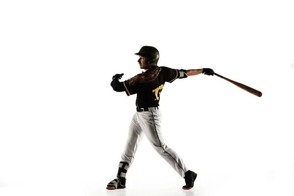 Baseball hráč, nadhazovač v černé uniformě cvičení na bílém pozadí. — Stock fotografie