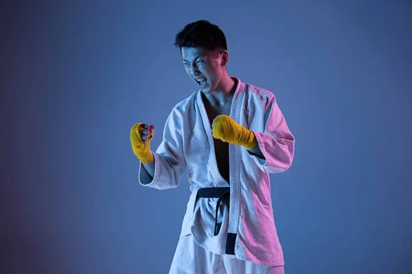 Homem coreano confiante em quimono praticando combate corpo a corpo, artes marciais — Fotografia de Stock