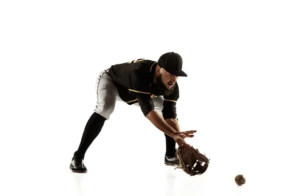 Baseball, miotacz w czarnym mundurze ćwiczący na białym tle. — Zdjęcie stockowe