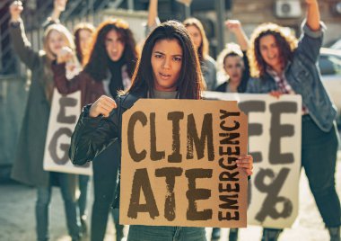 Sokaklarda iklim sorununu protesto eden gençler