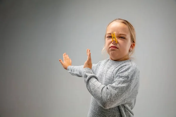 Vit flicka bär andningsskydd pin spänne mot luftföroreningar och skymning på grå studio bakgrund — Stockfoto