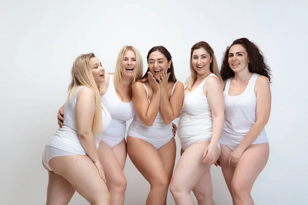 Retrato de mulheres bonitas plus size jovens posando em fundo branco — Fotografia de Stock