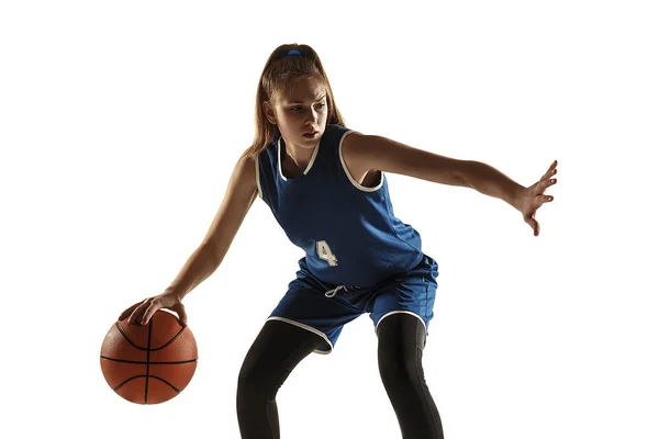 Muda kaukasia pemain basket wanita dengan latar belakang studio putih — Stok Foto