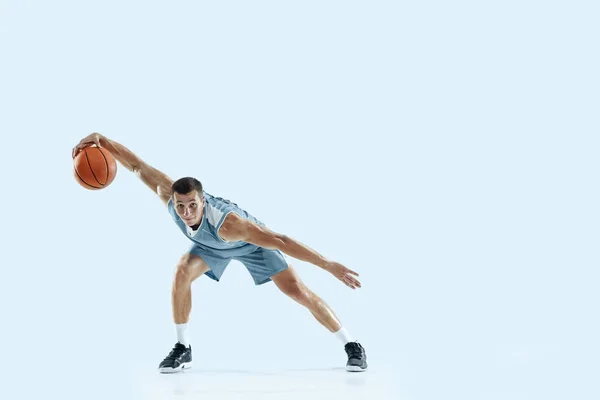 Jovem jogador de basquete caucasiano contra fundo estúdio branco — Fotografia de Stock