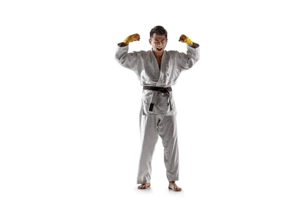 Αυτοπεποίθηση Κορεάτης με κιμονό εξάσκηση σε μάχη σώμα με σώμα, πολεμικές τέχνες — Φωτογραφία Αρχείου