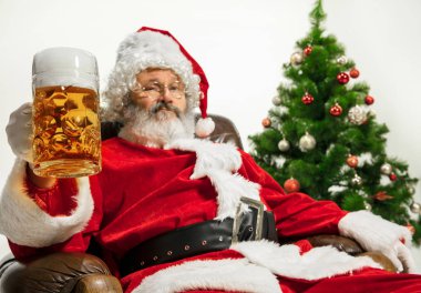 Noel Baba Noel ağacının yanında bira içiyor, 2020 yılını kutluyor.