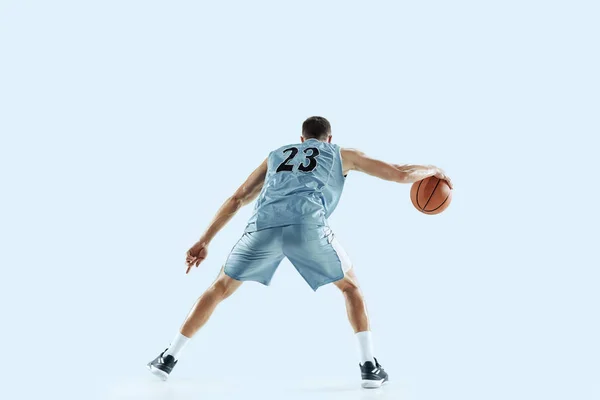 Jovem jogador de basquete caucasiano contra fundo estúdio branco — Fotografia de Stock