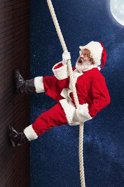 Emotionaler Weihnachtsmann gratuliert mit Neujahr und Weihnachten — Stockfoto