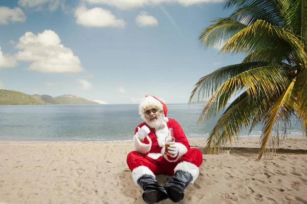 Känslomässiga jultomten gratulerar med nyår och jul — Stockfoto