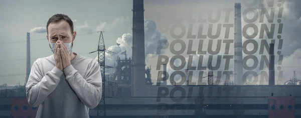 Kaukázusi férfi visel légúti védőmaszkot légszennyezés ellen, és alkonyat gyárak a háttérben — Stock Fotó