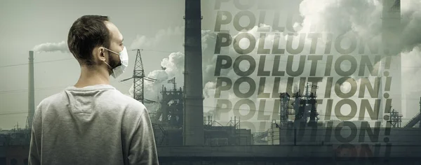 Kaukázusi férfi visel légúti védőmaszkot légszennyezés ellen, és alkonyat gyárak a háttérben — Stock Fotó
