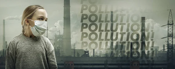 Chica caucásica con la máscara de protección respiratoria contra la contaminación del aire y el atardecer con fábricas en el fondo — Foto de Stock