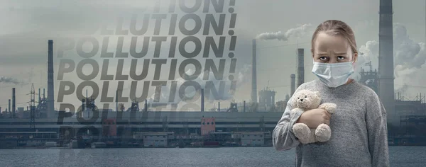 Kaukázusi lány visel légúti védőmaszkot légszennyezés ellen, és alkonyat gyárak a háttérben — Stock Fotó