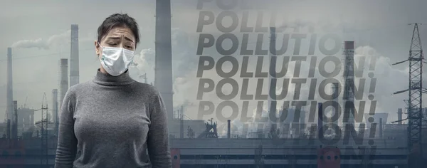 Mujer caucásica que usa la máscara de protección respiratoria contra la contaminación del aire y el atardecer con fábricas en el fondo — Foto de Stock