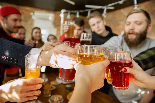 Gelukkige collega 's vieren feest tijdens bedrijfsfeest en bedrijfsevenement — Stockfoto