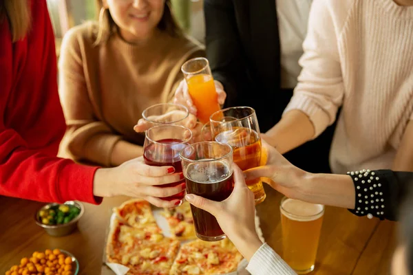 Joyeux collègues célébrant pendant la fête de l'entreprise et l'événement d'entreprise — Photo