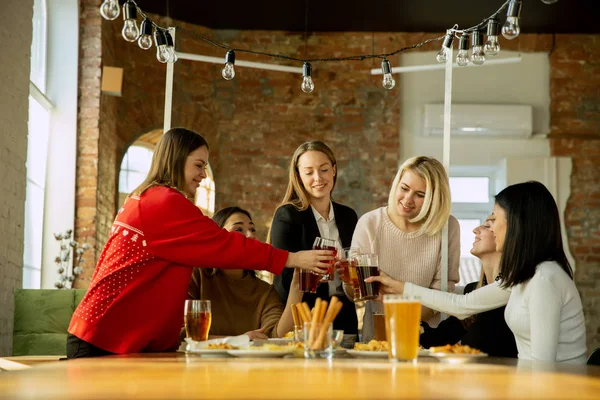 Glada medarbetare firar samtidigt som företagsfest och företagsevenemang — Stockfoto