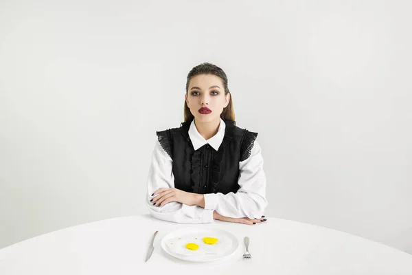 Somos lo que comemos. Mujeres comiendo comida plástica, concepto ecológico —  Fotos de Stock