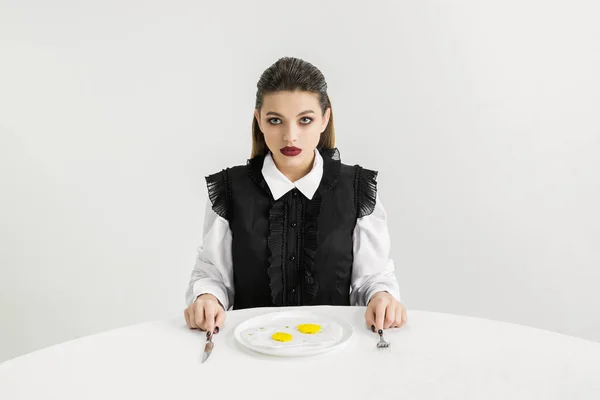 Somos lo que comemos. Mujeres comiendo comida plástica, concepto ecológico —  Fotos de Stock