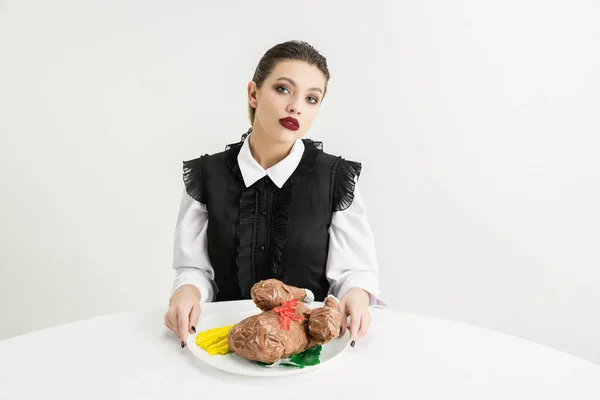 Jesteśmy tym, co jemy. Kobiety jedzące żywność z tworzyw sztucznych, koncepcja ekologiczna — Zdjęcie stockowe