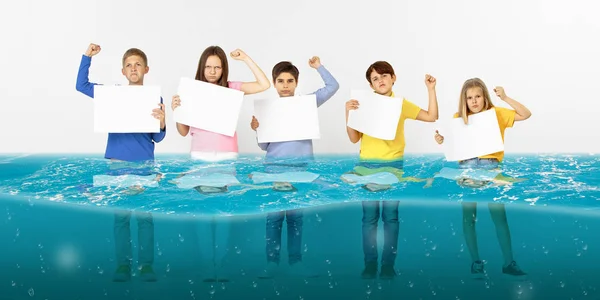 Grupo de crianças com bandeiras brancas em branco em pé na água da geleira derretida, aquecimento global — Fotografia de Stock