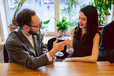 Mutlu iş arkadaşları kutlama yaparken şirket partisi ve kurumsal etkinlik