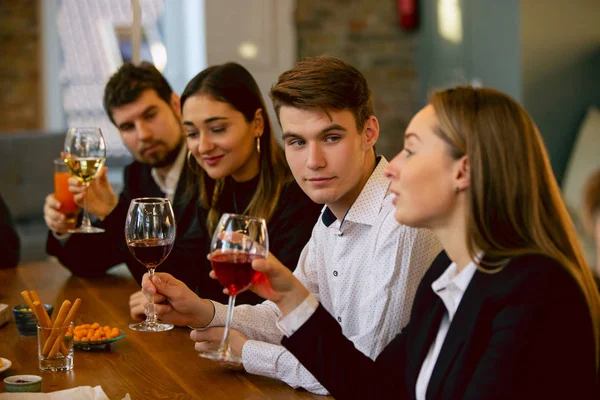 Felices compañeros de trabajo celebrando mientras la empresa fiesta y evento corporativo — Foto de Stock