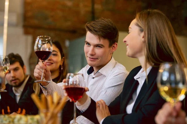 Zufriedene Mitarbeiter feiern während Firmenparty und Firmenevent — Stockfoto