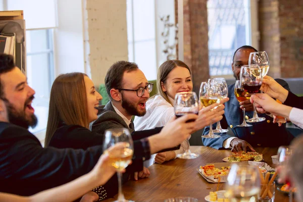 Felices compañeros de trabajo celebrando mientras la empresa fiesta y evento corporativo — Foto de Stock