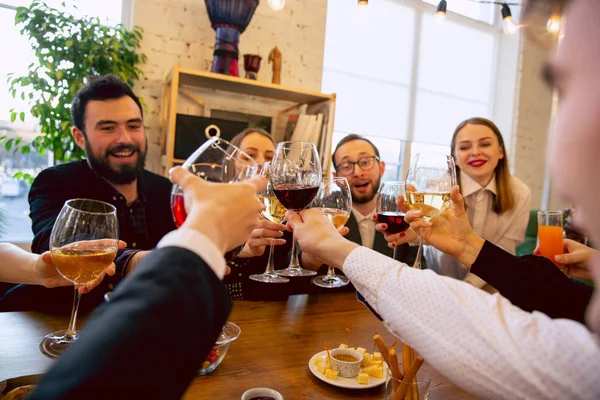 Felices compañeros de trabajo celebrando mientras la empresa fiesta y evento corporativo — Foto de Stock